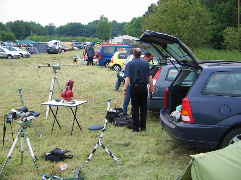 Waldrandblick auf den gro&szlig;en Astroparkplatz