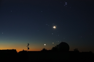 Mondsichel und Jupiter �ber der Sternwartenkuppel am 15.07.2012