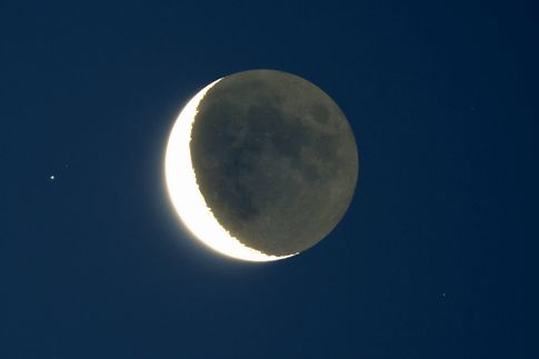 Mond mit aschgrauem Licht, links Regulus 